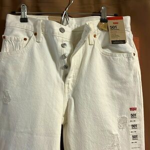 NWT women’s white 501 Levi’s in size 28. Distressed.